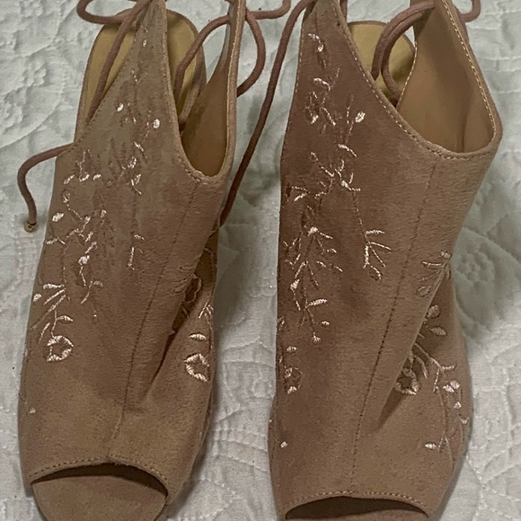 Charlotte Russe Ankle Boots 6.5 Open Toe High Heel Beige Embroidered Floral EUC - Picture 3 of 6